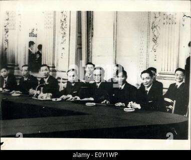 13. Mai 1968 - Peace Talks Open In Paris: Die erste Full-Scale Friedensgespräche zwischen den Vereinigten Staaten von Amerika und Nord-Vietnam, eröffnete heute Ion der Konferenzraum im Old Majestic Hotel in Paris. Ist die amerikanische Delegation unter der Leitung von Herrn Averell Harriman und Nord-Vietnam Delegation führte Herr Xuan Thuy. Foto zeigt The North Vietnam Delegation während der heutigen Friedenskonferenz in Paris heute. Im Zentrum ist Herr Xuan Thuy, Nord-Vietnam-Chef-Unterhändler. Stockfoto