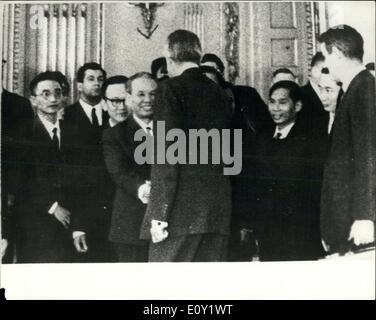 13. Mai 1968 - Peace Talks Open In Paris: Die erste Full-Scale Friedensgespräche zwischen den Vereinigten Staaten von Amerika und Nord-Vietnam, eröffnete heute Ion der Konferenzraum im Old Majestic Hotel in Paris. Ist die amerikanische Delegation unter der Leitung von Herrn Averell Harriman und Nord-Vietnam Delegation führte Herr Xuan Thuy. Foto zeigt die Nord-Vietnam-Chief Delegierter Herr Xuan Thuy schüttelt Hände mit dem American Chief Vertreter, Herr Averell Harriman - bei der heutigen Konferenz in Paris. Stockfoto