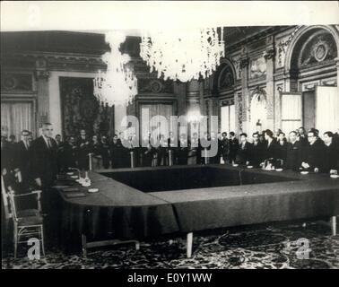 13. Mai 1968 - Peace Talks Open In Paris: Die erste Full-Scale Friedensgespräche zwischen den Vereinigten Staaten von Amerika und Nord-Vietnam, eröffnete heute Ion der Konferenzraum im Old Majestic Hotel in Paris. Ist die amerikanische Delegation unter der Leitung von Herrn Averell Harriman und Nord-Vietnam Delegation führte Herr Xuan Thuy. Foto zeigt die allgemeine Ansicht bei der Eröffnung der Friedenskonferenz im Hotel Majestic, Paris-heute, zeigt die amerikanische Delegation unter der Leitung von Herrn Averell Harriman auf linken Seite, und die Nord-Vietnam-Delegation unter der Leitung von Xuan Thuy auf rechten Seite. Stockfoto