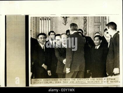 13. Mai 1968 - Peace Talks Open In Paris: Die erste Full-Scale Friedensgespräche zwischen den Vereinigten Staaten von Amerika und Nord-Vietnam, eröffnete heute Ion der Konferenzraum im Old Majestic Hotel in Paris. Ist die amerikanische Delegation unter der Leitung von Herrn Averell Harriman und Nord-Vietnam Delegation führte Herr Xuan Thuy. Foto zeigt die Nord-Vietnam-Chief Delegierter Herr Xuan Thuy schüttelt Hände mit dem American Chief Vertreter, Herr Averell Harriman - bei der heutigen Konferenz in Paris. Stockfoto