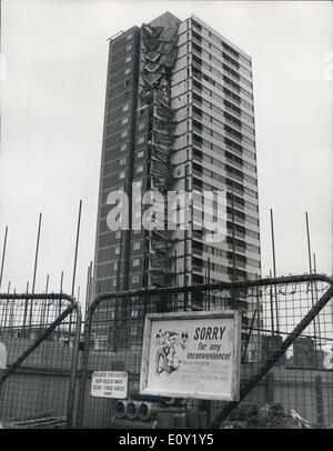 16. Mai 1968 - Teil der Wohnblock zusammenbricht: drei Menschen starben und drei fehlen, wenn einen neuer Wolkenkratzer Block von Sozialwohnungen in Metzgereien Road, Canning Town, in der Londoner Dockland heute Katastrophe. Der gesamte Süd-Ost-Ecke des eingestürzten 23 Stockwerke. Die Ursache ist noch nicht erwiesen, aber berichtet, dass es eine Explosion gegeben hatte. Foto zeigt eine eher unpassende Schild auf die Tore, die Wohnungen den eingestürzten Teil des Gebäudes im Hintergrund zeigt. Stockfoto