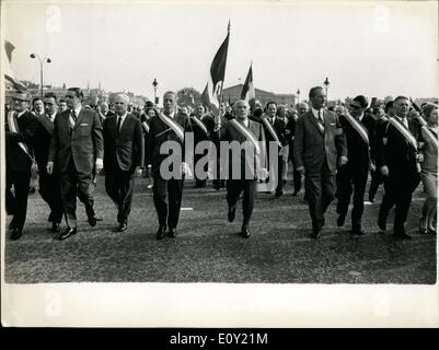 31. Mai 1968 - zeigen sie ihre Unterstützung für General Charles de Gaulle. Herr Mondon ist in der Mitte der Flagge. Herr Frey ist auf der linken Seite (weiße Haare) und Herr Poujade ist auf der rechten Seite (Sonnenbrille) Stockfoto