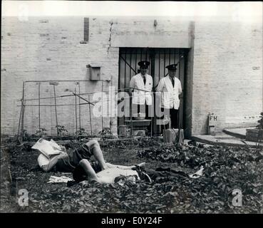 6. Juni 1968 - innen BRITAIN5S härtesten Gefängnisse - die maximale Sicherheit Flügel AT PARKHURST Gefängnis fotografieren im Hochsicherheitstrakt Flügel Parkhurst Gefängnis, Isle Of Wight, wo die Ssme Großbritanniens am ehesten - bewachte Gefangenen dienen langfristige Sätze für die Great Train Robbery, Spionage, Mord und Gewaltverbrechen, Foto zeigt: A break in der Sonne für diese Gefangenen, wie sie während einer Pause von tendenziell ihren Gemüsegarten am Parkhurst Gefängnis Sonnen , Isle Of Wight Stockfoto