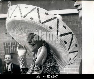 6. Juni 1968 - dritte DAU ROYAL ASCOT-MRS G Schilling IN großen SOMERRERO Foto zeigt: Frau GERTRUDE Schilling in einem großen Sombrere geschmückt mit Bananen besuchte Damentag ein Royal Ascot heute ist. Stockfoto