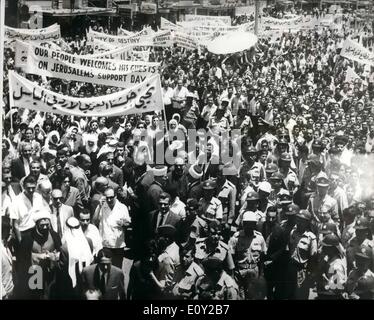 6. Juni 1968 - ersten Jahrestag des arabisch-israelischen Krieg. Großkundgebung in Amman. Foto zeigt allgemeine Anzeigen während der Rallye und marschieren durch die Straßen von Amman, am 5. Juni den ersten Jahrestag der arabischen - Israel-sechs-Tage-Krieg. Stockfoto