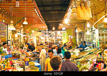 Typische Straßenmarkt in der alten Medina von Fes, Marokko, Afrika Stockfoto