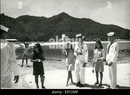 6. Juni 1968 - Bonin-Inseln an Japan zurückgegeben: Chichijima Insel Mädchen und ihr amerikanischer Seemann junge Freunde, die in Kürze Stockfoto