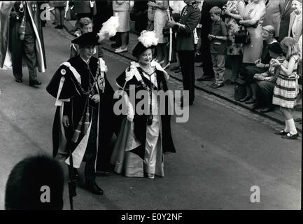 6. Juni 1968 - Prinz Charles mit den Nobel Bestellung des Hosenbandordens auf uralten Zeremonie im Windsor investiert: Prinz Charles wurde investiert und heute mit den meisten Nobel Auftrag des Hosenbandordens an einem Festumzug der Pracht in Windsor Castle installiert. Das Foto zeigt HM Queen Elizabeth, die Königinmutter, begleitet von Prinz Charles, wie sie in die Prozession von St.-Georgs Halle, der Königin frei Kapelle des Heiligen Georg in Windsor Castle heute Fuß. Stockfoto