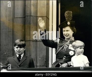 6. Juni 1968 - H.M Königin und Mitglieder der königlichen Familie auf der Balkon: H.M erschien die Königin mit anderen Mitgliedern der königlichen Familie auf dem Balkon des Buckingham Palace, Welle, um das Publikum nach der Zeremonie Trooping den offizielle Geburtstag der Königin feiern. Die fliegen Vergangenheit hatte t storniert werden gegen schlechtes Wetter zu besitzen. Foto zeigt: H.M Queen Wellen auf das Publikum aus dem Balkon Ruckeln Palast mit ihr ist zwei ihrer Kinder Prinz Edward und Prinz Andrew auf linken Seite. Stockfoto