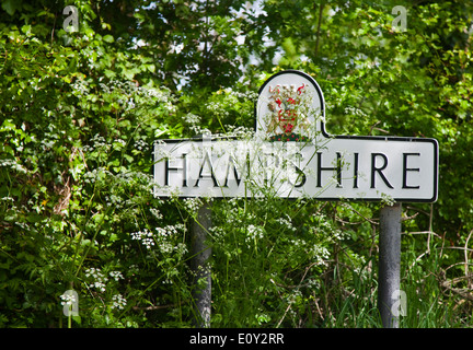 Hampshire County Schild am Straßenrand an Grenze zwischen Wiltshire und Hampshire, England Stockfoto