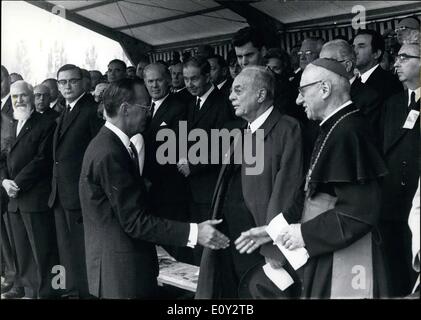 Sept. 09, 1968 - abgebildet sind, von links nach rechts, bayerischen Staatsminister Dr. Alois Hundhammer, Bürgermeister von Berlin Klaus Schütz, Prinz Bernhard der Niederlande, ehemaliger Bayerischer Staatsminister Hoegner und Bischof Neuhaeusler. Sie waren nur einige der 5.000 Teilnehmer am 23. Jahrestag Gedenken an die Befreiung des KZ-Opfer von Dachau. Das Internationale Komitee beauftragt ein Denkmal von jugoslawischen Bildhauer Glid Nandor gebaut. Es gab ein heftiger Protest von SDS und die Soz. Deutschen Arbeiterjugend gegen die Nutzung der NATO März Musik im Lager. Stockfoto