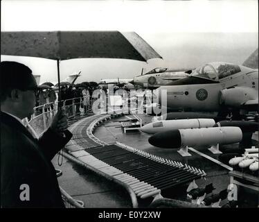 Sept. 09, 1968 - Flying Display für V.I. " s Farnborough: heute war v.i.p. Tag auf der Farnborough Air Show waren, beobachteten sie fliegende b Flugzeug aus Japan, Schweden, Holland und viele aktuelle britische Flugzeuge. Phot zeigt eine Feuer-Anzeige von Underwing Bewaffnung Lasten von R.A.F Fighter Bombenflugzeuge auf der Messe heute durchgeführt. Stockfoto