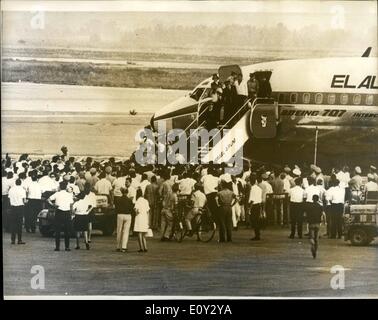 Sept. 09, 1968 - Israelis von Hallo-aufgebockt Flugzeug kommen in Israel. Die 12 Israelis statt in Algerien 39 Tage nach der Befreiung durch die algerische Regierung ausgehend die Hallo-Vortrieb von El Al-Flugzeug gab es ein fröhliche Feier t Lydda Flughafen wo die sieben Mitglieder der Crew und fünf Passagiere aus der Hallo-aufgebockt Flugzeug wurden von Familien und Angehörigen begrüßt. Foto zeigt allgemeine Ansicht der Szene am Flughafen Lydda während der Begrüßung den zurückkehrenden Israelis aus dem Hallo-aufgebockt Flugzeug. Stockfoto