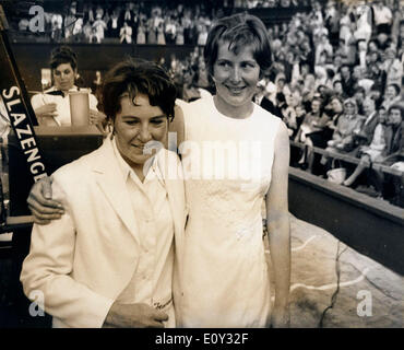 16. Juni 1968 - London, England, Vereinigtes Königreich - CHRISTINE JANES (R) und Schwester NEIL TRUMAN hug, nachdem sie die entscheidenden Doppel-Match um den Wightman Cup in Wimbledon gewonnen. Stockfoto