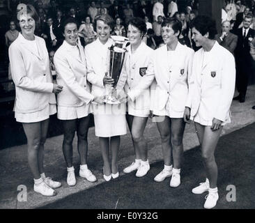 16. Juni 1968 - Vereinigtes London, England, Königreich - CHRISTINE JANES (L); VIRGINIA WADE, ANGELA BARRETT, NEIL TRUMAN, WINNE SHAW und JOYCE WILLIAMS sind die Gewinner des Wightman Cup in Wimbledon. Stockfoto