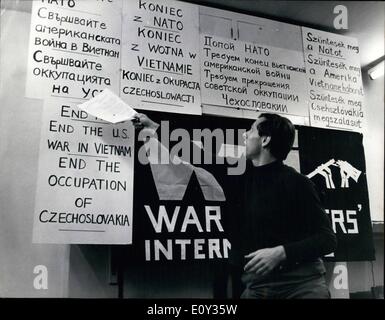 Sept. 09, 1968 - Merkblatt Proteste in E. europäischen Hauptstädten in London organisiert. Herr Michael Randle, Vorsitzender der War Resisters' International, auf Texte in (v.l.), Bulgarisch, Polnisch, Russisch und Ungarisch Flugblätter zur Unterstützung der Tschechoslowakei sank gleichzeitig Mitglied seiner Organisation in Sofia, Warschau, Moskau und Budapest gestern. Das englische Äquivalent ist unter den Slogans. Mitglieder der Organisation in Moskau waren Vicki Rovers, eine 24 jährige amerikanische und Andrew Papworth, einen Drucker, Hampstead, London und ein ehemaliger Sekretär des Komitees der 100. Stockfoto