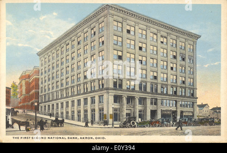 Diese Postkarte aus der Sammlung Bowden zeigt das erste und zweite Gebäude der Nationalbank in Akron, Ohio. Das Bild fängt den architektonischen Stil der Epoche ein und zeigt die Bedeutung von Banken- und Geschäftsgebäuden in der Geschichte der Stadt. Stockfoto