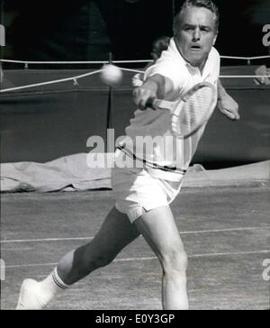 7. Juli 1968 - spielt US-Botschafter in Paris Tennis in Wimbledon. Foto zeigt Herr Sargent Shriver, 52, amerikanischer Botschafter in Paris - im Spiel in Wimbledon gestern, als er Bob Kelleher, Vorsitzender der American Lawn Tennis Association gegen Jaroslav Drobny, der Wimbledon-Champion des Jahres 1954 und Al Martini, ein Oberst der US Army Air Force in der Veteranen Doppel zusammen. Drobny und Martini gewann 6: 0, 6: 1. Stockfoto