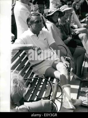 7. Juli 1968 - spielt US-Botschafter in Paris Tennis in Wimbledon. Foto zeigt Herr Sargent Shriver, 52, amerikanischer Botschafter in Paris - im Spiel in Wimbledon gestern, als er Bob Kelleher, Vorsitzender der American Lawn Tennis Association gegen Jaroslav Drobny, der Wimbledon-Champion des Jahres 1954 und Al Martini, ein Oberst der US Army Air Force in der Veteranen Doppel zusammen. Drobny und Martini gewann 6: 0, 6: 1. Stockfoto