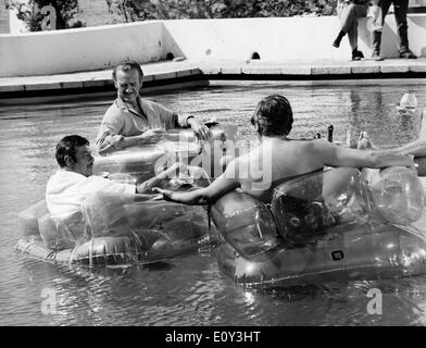 Schauspieler David Niven und Eli Wallach Konferenz im pool Stockfoto