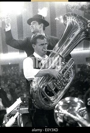 Sept. 30, 1968 - Erhard Keller, Gewinner der Goldmedaille in der 500m-Eislaufen-Wettbewerb in Grenoble, Austauschvorgänge Schlittschuhe mit einem Schlagstock auf dem weltberühmten Oktoberfest in München. Der berühmte Sportler will mit einer glücklich Stimme und ein herzhaftes Bier beleben die Zuschauer auch. Stockfoto