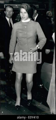 10. Oktober 1968 - beginnt Prinzessin Anne Kurs in französischer Sprache. Trägt eine abgefahrene Uhr. Prinzessin Anne, die heute einen sechs-Wochen-Kurs '' crash'' begann in Französisch, in der Berlitz Sprachschule in der Oxford Street, London. Es ist fünf Tage pro Woche von 09:00 bis 19:00 mit einer Stunde Pause für das Mittagessen. Die Prinzessin, die Benenden School, Kent, verließ am Ende des Sommersemesters, übergeben ihr '' O'' Kenntnisse in Französisch im Juli 1966. Foto zeigt:-Prinzessin Anne, eine abgefahrene Uhr zu tragen, wenn sie an der Berlitz School of Sprachen heute Morgen angekommen. Stockfoto