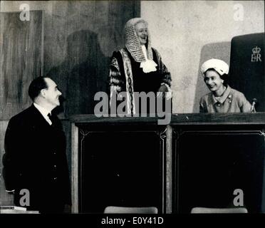 10. Oktober 1968 - Königin eröffnet neues Gebäude an den königlichen Gerichten Gerechtigkeit, strand. H.m Die Königin gestern eröffnete das neue Gebäude an der Royal Courts of Justice, strand. Foto zeigt die Königin des Richters Stuhl in eines der neuen Gerichte ausprobiert H.M. Mit der Königin steht Herr Gardiner, der Lordkanzler. Stockfoto