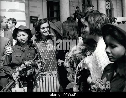 7. Juli 1968 - IX Welt Festival der Jugend und Studenten In Sofia: Freundliche Gespräche zwischen Bulgarisch und vietnamesische Mädchen. Stockfoto