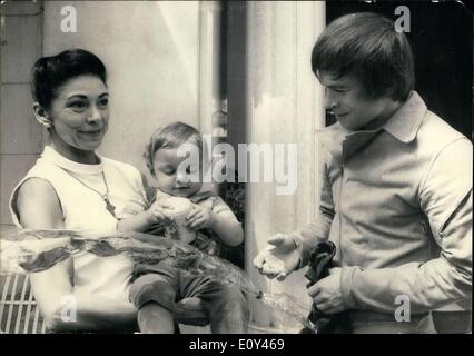 12. Juli 1968 - Tänzer Margot Fonteyn und Rudolf Nurejew mit einem jungen Fan Stockfoto