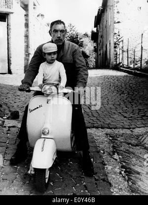 Schauspieler Anthony Quinn am Filmset mit Sohn Lorenzo Stockfoto