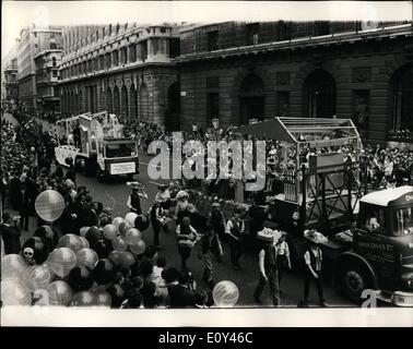 13. Juli 1968 - Kindertag in der City of London "(unleserlich)'': wie von der Stadt von London Festi '' (unleserlich)'' Kinder Kavalkade, bestehend aus '' (unleserlich)'' Kinder aus London Schulen p'' (unleserlich)'' eine farbenfrohen Prozession durch die '' (unleserlich)'' London heute teilgenommen hat, zeigt London vorbei '' (unleserlich)'' und Zukunft mit 19 Wagen und Marc'' (unleserlich)'' Parteien. Foto zeigt einige der Schwimmer '' (unleserlich)'' in der Prozession als '' (unleserlich)'' King William St'' (unleserlich)'' Weg zum Tower Hill to''(illegible) Stockfoto