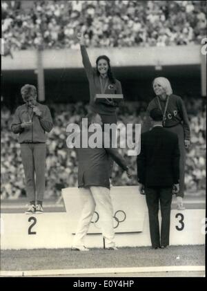 10. Oktober 1968 - Französisch Mädchen Läufer gewinnt die erste Goldmedaille für Frankreich: Französisch Mädchen Läufer Colette Besson nach dem Gewinn der 400 m-Rennen in 52'' die erste olympische Goldmedaille nach Frankreich gebracht. Das Foto zeigt die Oberfläche von 400 m. Colette Besson (Mitte) und ihre Rivalen Board (Gr. Britannien, Nr. 12). Links. Stockfoto