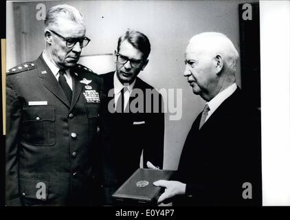 8. August 1968 - The Grand Cross of Merit: mit Stern des Ordens der Bundesrepublik Zeremonie präsentiert General Maurice A. Preston (links), USAFE Oberbefehlshaber, von den deutschen Vorsitz t Heinrich Lübke (rechts). Die Präsentation erfolgte am 25. Juli in Preston Abschiedsbesuch Lübke bei Villa Hammerschmidt, offizielle Residenz des Präsidenten in Bonn. Die Auszeichnung geehrt für seine zwei Jahre als USAFE Oberbefehlshaber und seine Verdienste um das NATO-Bündnis Preston. Stockfoto