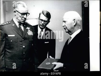 8. August 1968 - The Grand Cross of Merit: mit Stern des Ordens der Bundesrepublik Deutschland präsentiert General Maurice A. Presto (links), USAFE Oberbefehlshaber, durch Bundespräsident Heinrich Lübke (rechts). Die Präsentation erfolgte am 25. Juli in Preston Abschiedsbesuch Lübke bei Villa Hammerschmidt, offizielle Residenz des Präsidenten in Bonn. Die Auszeichnung geehrt Preston für seine zwei Dienstjahren als Oberbefehlshaber USAFE und Hallo Beitrag zur NATO-Bündnisses. Stockfoto