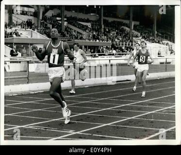 8. August 1968 - Wayne Collett gewinnt 400 m: Wayne Collett der Vereinigten Staaten bricht das Band um 400 Meter der Herren in 46,3 Sekunden während das internationale Leichtathletik-Meeting in die weiße Stadt, London, heute am 2. August zu gewinnen. Andere im Bild sind Don Domansky von Kanada (Nr. 2), die den zweiten Platz belegte; Martin J. Winbolt Lewis, Großbritannien (Nr. 6) Läufer Nummer Nacht Wight ist unbekannt. Stockfoto