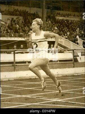 8. August 1968 - internationale Leichtathletik auf weiße Stadt G.B. V Germany (Frauen) 200 Lillian board g.b. gewinnt. Foto zeigt die Oberfläche von 200 Metern, wie Lillian Board G.b.easy Gewinn von Galina Hermann (Deutschland) Mal gewann 23,5 sec war. Stockfoto