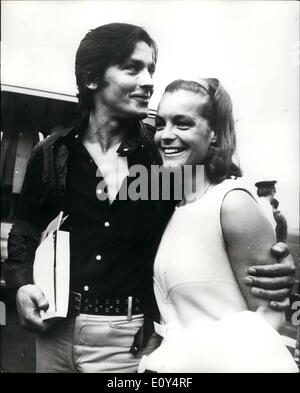 8. August 1968 - Alain Delon Romy Schneider Co-Star: erste Re-Union in fünf Jahren.: Alain Delon und Romy Schneider, die Co-star wird in Jacques Derays Film "La Piscine" (Schwimmbad), trafen sich als Freunde und Partner der Bildschirm zum ersten Mal in fünf Jahren. Das Paar brach ihr Engagement nach einer langen Idylle. Foto zeigt Alain Delon und Romy Schneider in schön abgebildet. Die Dreharbeiten für den Film wird bald auf Französisch Riviers Stern. Stockfoto