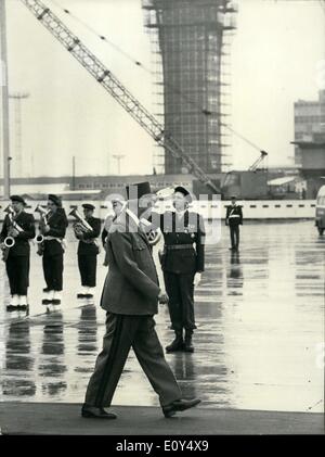 25. Oktober 1968 - links Staatspräsident de Gaulle auf einer 5-Tage-Reise in die Türkei um den Besuch von Präsident Sunay zurückzukehren. Präsident de Gaulle ist ein paar Minuten vor dem Abflug am Flughafen Orly abgebildet. Stockfoto