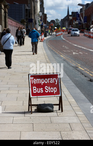 temporäre Bus Stop-Schild auf einer Stadtstraße in Preston England UK Stockfoto