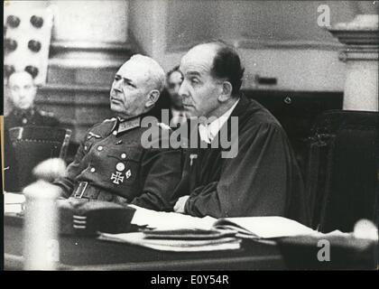 11. November 1968 - Drittes Reich. Maschinenbautag 20, 1944. #2 Volksgerichtshof in Berlin. Abgebildet sind, Präsident des Volksgerichtshofes, Roland Freisler(right), während des Prozesses. Links im Bild ist General Hermann Reinecke. Sartress Trauerzug in Paris Stockfoto