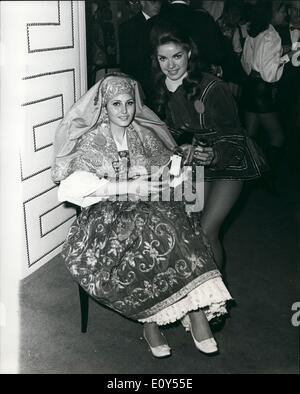 11. November 1968 - Miss World Teilnehmer beim Savoy Dinner: Miss World Kandidaten gestern Abend besuchte ein Empfang und ein Abendessen im Savoy Hotel als Gäste des Vielzahl Club of Great Britain. Sie wurden in traditioneller Tracht. Foto zeigt Miss Italien (Maria Mia Giamporcaro), links und Miss Großbritannien (Kathleen Winstanley), im Savoy letzte Nacht. Stockfoto