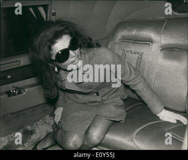 11. November 1968 - Onassis und seine Frau Jackie fliegen in London Flughafen von Athen: Mr Aristotle Onassis und seine Frau die ehemaligen Jacqueline Kennedy angekommen am Flughafen London heute Abend von Athen. Sie bleiben über Nacht in London, vor seiner Abreise nach New York. Das Foto zeigt Jackie Onassis zu London Airport mit dem Auto zu verlassen, nach der Ankunft mit ihrem Mann aus Athen heute Abend. Stockfoto