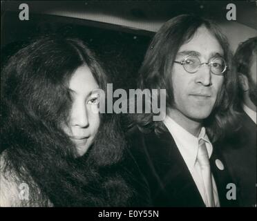 11. November 1968 - John Lennon vor Gericht: Beatle John Lennon und seine japanische Freundin, Yoko Ono, erschien heute wieder in Marylebone Court. Letzter Monat, die sie auf Untersuchungshaft wurden ail bis heute, Angeklagten Cannabis zu besitzen und behindern die Polizei bei der Durchführung einer Suche zu rechtfertigen. Foto zeigt John Lennon und Yoko Ono, heute in ihrem Auto abgebildet. Stockfoto