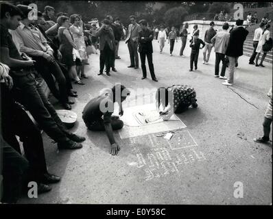 8. August 1968 - Butte Montmartre Paris berühmtestes Wahrzeichen. Montmartre-Hügel mit der Kirche des Heiligen Herzens zieht wie gewohnt Massen von Touristen, die Sehenswürdigkeiten in Paris. OPS Bürgersteig Künstler beschäftigt Zeichnung am Fuße der Sacre Coeur. Stockfoto