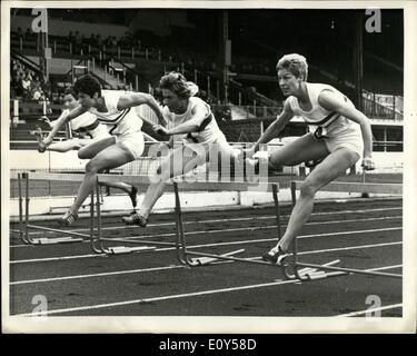 8. August 1968 - Bometres Hürden für Frauen: Patricia A. Pryce von England (Nr. 4) führt die Patricia A. Jones von England (Nr. 2), Inge Sceell Deutschlands (Nr. 1) und Helgard Zimmerman Deutschland (Nr. 3) über eine der Hürden während ihrer Rasse in Großbritannien V. Deutschland internationalen Leichtathletik Treffen auf die weiße Stadt in London, heute, august 3. Patricia Preis gebunden für ersten Platz mit Deutschlands Inge Schell Soth finishing in der Zeit von 10,9 Sekunden. Stockfoto