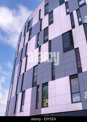 Grauen und weißen Anschlussgleise der Waterfront Building of Suffolk Universität mit blauen Himmel oben, Suffolk, Ipswich, England, UK Stockfoto