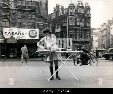 11. November 1968 - CATERING für die Linkshänder. Etwas links übergeben Limited - ein Shop * starrte für Linkshänder, eröffnete heute bei 140 a, Shaftesbury Avenue. KEYSTONE Foto zeigt, A - 19-jährige KIM BRADEN, Linkshänder Tochter von Bernard Braden, Fernseh-Persönlichkeit - versucht, eine linke - Kauded Bügeleisen und Bügelbrett - in Cambridge Cireus heute. Stockfoto