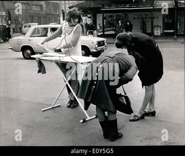 11. November 1968 - CATERING für die Linkshänder. Etwas links übergeben Limited - ein Shop * starrte für Linkshänder, eröffnete heute bei 140 a, Shaftesbury Avenue. KEYSTONE Foto zeigt, A - 19-jährige KIM BRADEN, Linkshänder Tochter von Bernard Braden, die T-Fernseh-Persönlichkeit - versucht, eine linke - Kauded Bügeleisen und Bügelbrett - in Cambridge Cireus heute. Stockfoto