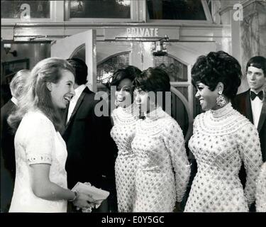 11. November 1968 - Royals besuchen die Royal Variety Performance At The London Palladium: Königin Elizabeth, die Königinmutter wurde begleitet von Prinzessin Anne, Prinz Charles, Prinzessin Margaret und ihr Ehemann, Lord Snowdon, wenn sie der royal Variety Performance im London Palladium heute Abend zugunsten der Vielzahl Artistes besucht "Benevolent Fund. Foto zeigt Prinzessin Anne hält zum plaudern die höchsten Pop-Gruppe, traf sie die Sterne nach der Show. Stockfoto