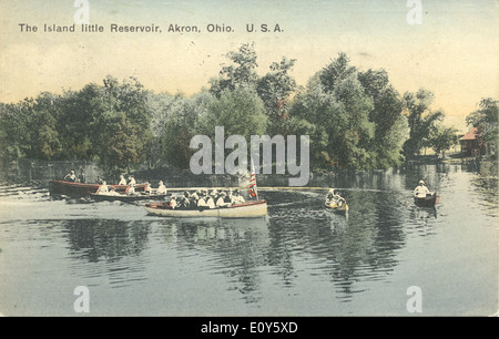 Dieses Bild aus der Postkartensammlung Bowden zeigt Kanufahrer auf einem kleinen Reservoir oder Teich in der Nähe von Akron, Ohio. Die Szene fängt die friedliche Natur der lokalen Freizeitaktivitäten in der Region ein und hebt die ruhigen Seen und Teiche hervor. Stockfoto